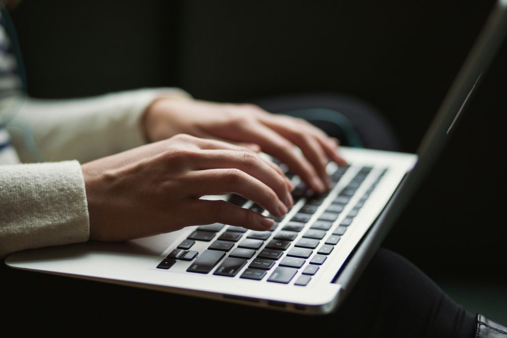 Digitale vs. papieren beëdigde vertaling: wat accepteren instanties tegenwoordig