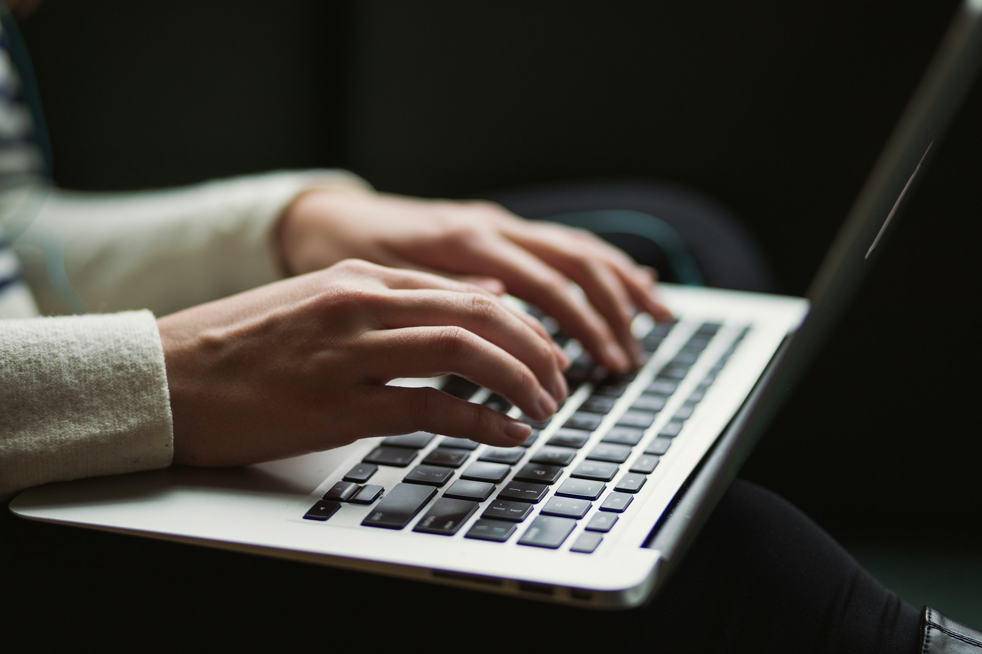 Digitale vs. papieren beëdigde vertaling: wat accepteren instanties tegenwoordig